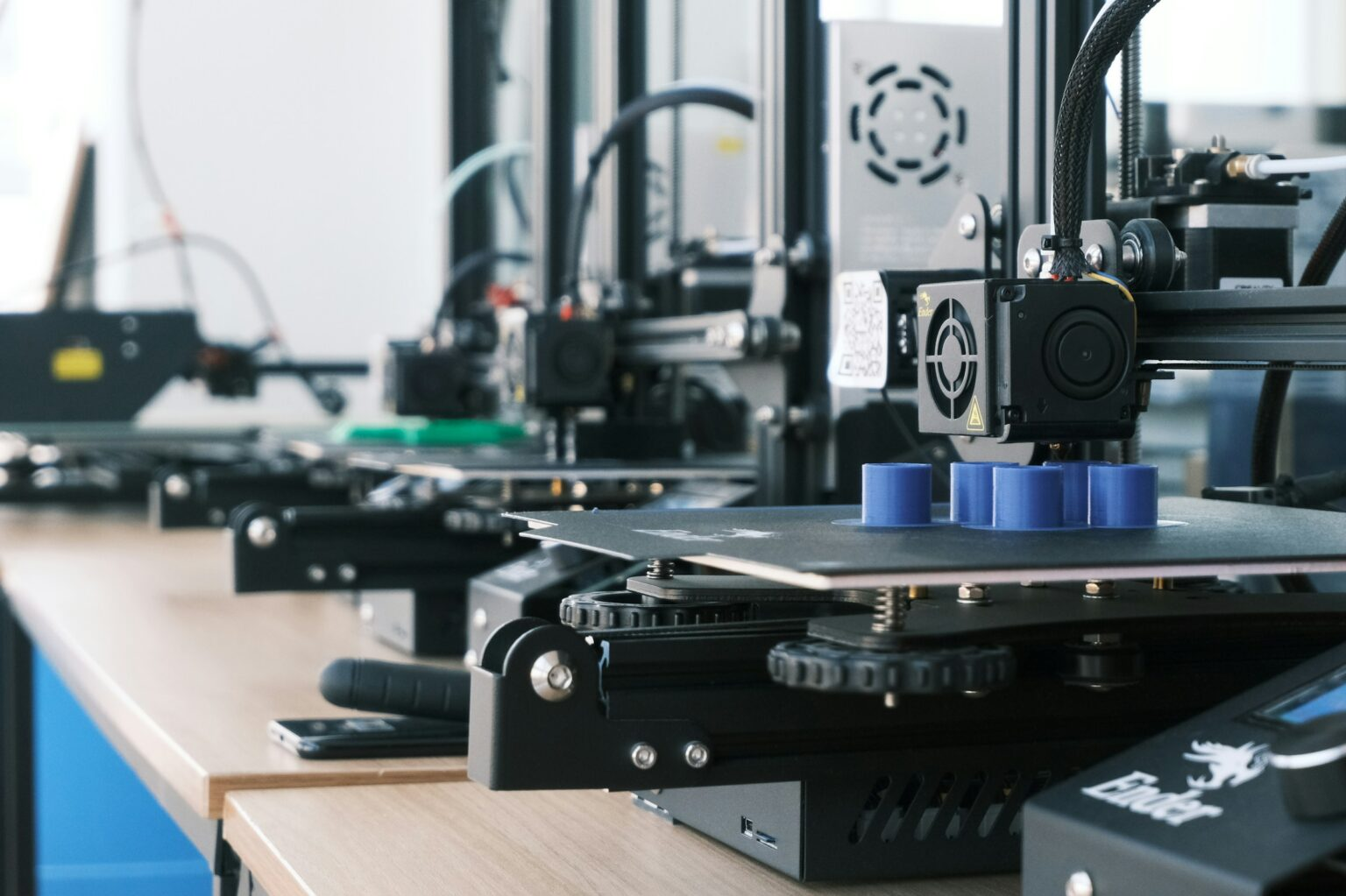 Close-up van een printer in het atelier van Promo