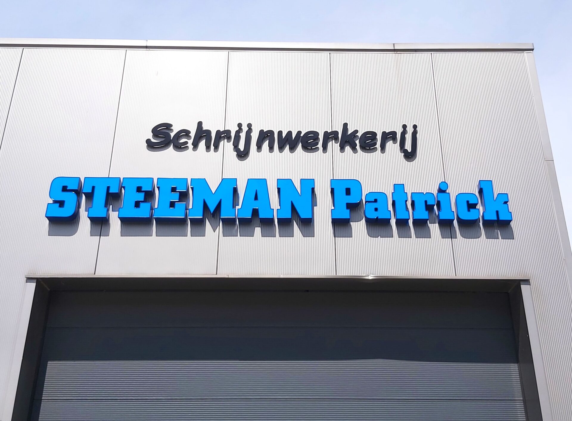 Gevelreclame op een bedrijfspand