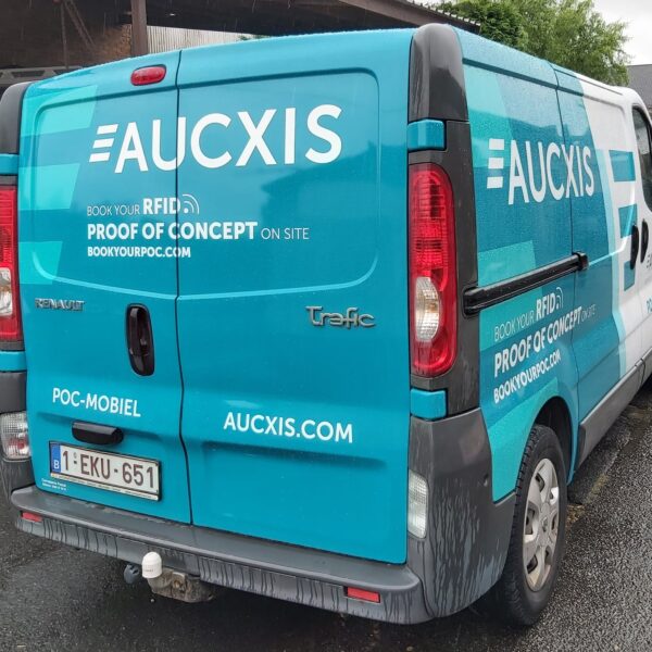 Voertuigbelettering op een bestelwagen